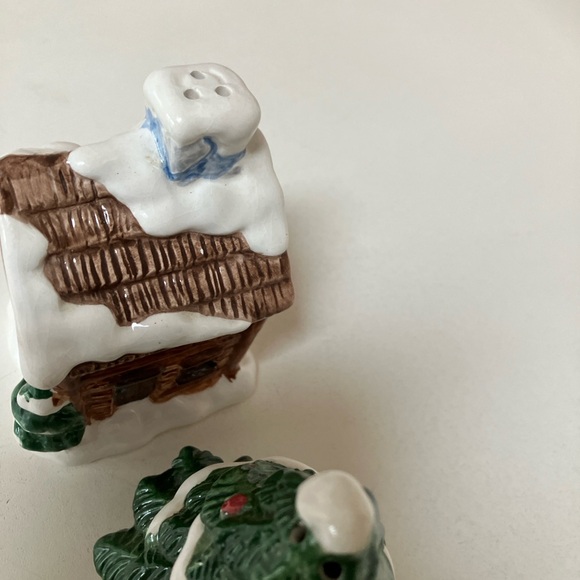 Christmas Salt and Pepper Shakers Glossy Xmas Tree and Santas Cottage - Picture 4 of 7